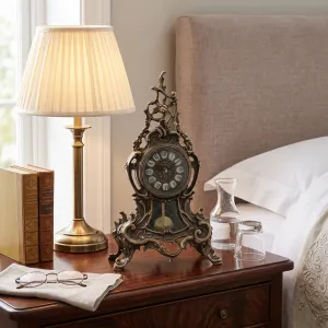Reloj de Mesa de Bronce de Lujo con Marco de Arabescos Barrocos y Péndulo Decorativo Vista lifestyle por Luxury Group International