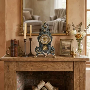 Reloj de Mesa de Bronce de Lujo con Marco de Arabescos Barrocos y Péndulo Decorativo Vista lifestyle por Luxury Group International