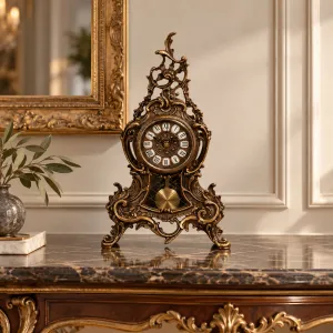 Reloj de Mesa de Bronce de Lujo con Marco de Arabescos Barrocos y Péndulo Decorativo Vista lifestyle por Luxury Group International