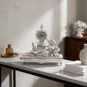 Luxus-Bronze-Tischuhr mit barocker geflügelter Dame und Trompetenskulptur Lifestyle-Ansicht von Luxury Group International