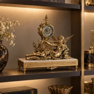 Luxus-Bronze-Tischuhr mit barocker geflügelter Dame und Trompetenskulptur Lifestyle-Ansicht von Luxury Group International