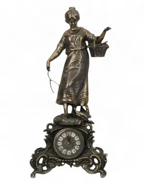 Luxus-Bronze-Tischuhr mit Skulptur einer Dame mit Korb und barockem Rankenfuß von Luxury Group International