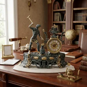 Reloj de Mesa de Bronce de Lujo con Figura Clásica de Herrero y Base de Mármol Barroca Ornamental Vista lifestyle por Luxury Group International