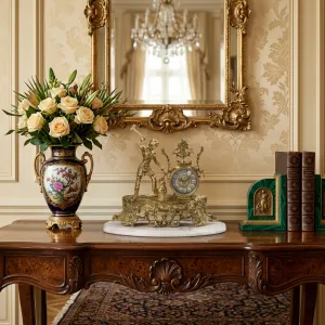 Reloj de Mesa de Bronce de Lujo con Figura Clásica de Herrero y Base de Mármol Barroca Ornamental Vista lifestyle por Luxury Group International