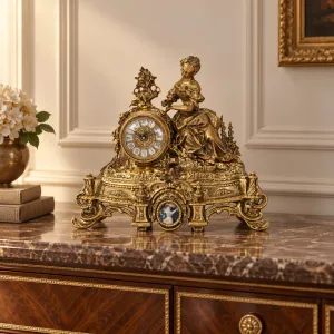 Horloge de Table en Bronze de Luxe avec Sculpture de Dame Classique et Base Décorative Baroque Ornée Vue lifestyle par Luxury Group International