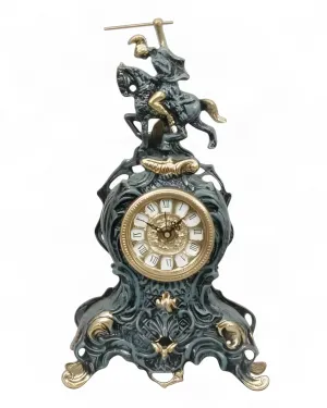 Horloge de Table en Bronze de Luxe avec Clypeus Cavalier Équestre à Finition Peinte à la Main Vue de face par Luxury Group International