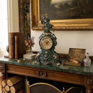 Horloge de Table en Bronze de Luxe avec Clypeus Cavalier Équestre à Finition Peinte à la Main Vue lifestyle par Luxury Group International