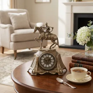 Reloj de Mesa de Bronce de Lujo con Escudo Ecuestre de Jockey y Marco Escultural Barroco Vista lifestyle por Luxury Group International
