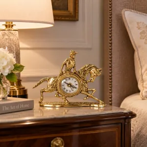Orologio da Tavolo di Lusso in Bronzo con Scultura di Cavaliere a Cavallo e Quadrante Romano Classico - Orologio da Tavolo di Lusso Vista lifestyle di Luxury Group International
