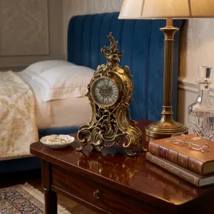 Luxus-Bronze-Tischuhr mit kunstvollem barockem Rankenwerk Lifestyle-Ansicht von Luxury Group International