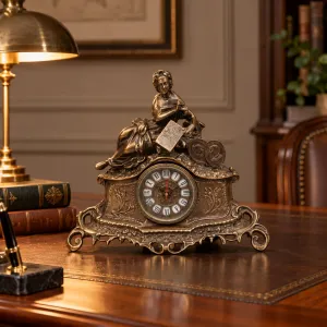 Horloge de Table en Bronze de Luxe avec Sculpture de Dame Assise et Base Baroque Ornée Vue lifestyle par Luxury Group International