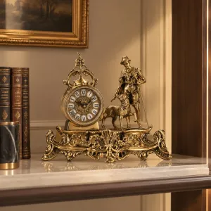Horloge de Table en Bronze de Luxe avec Figure de Berger et Base Ornementale Baroque Vue lifestyle par Luxury Group International