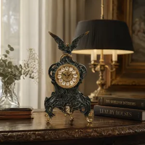 Luxus-Bronze-Tischuhr mit ausgebreitetem Adlerwappen & barockem Rankenrelief Lifestyle-Ansicht von Luxury Group International