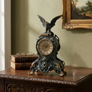 Reloj de Mesa de Bronce de Lujo con Escudo de Águila de Alas Extendidas y Acabado Pintado a Mano Vista lifestyle por Luxury Group International