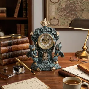 Reloj de Mesa de Bronce de Lujo con Ángeles Alados Gemelos y Marco Ornamental Barroco Vista lifestyle por Luxury Group International