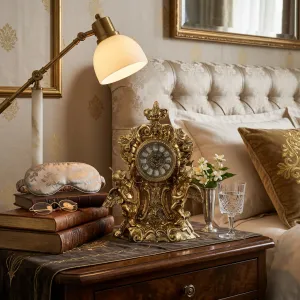 Horloge de Table en Bronze de Luxe avec Anges Ailés Jumeaux et Cadre Ornemental Baroque Vue lifestyle par Luxury Group International