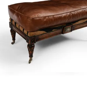 Luxus Barocker Hocker aus braunem Leder mit geschnitztem Holzrahmen & Messing-Rollen - Luxus Hocker Detailansicht von Luxury Group International