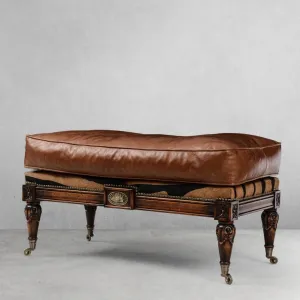 Luxus Barocker Hocker aus braunem Leder mit geschnitztem Holzrahmen & Messing-Rollen - Luxus Hocker Vorderansicht von Luxury Group International