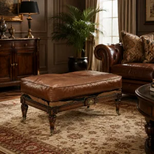 Luxus Barocker Hocker aus braunem Leder mit geschnitztem Holzrahmen & Messing-Rollen - Luxus Hocker Lifestyle-Ansicht von Luxury Group International