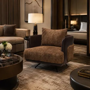 Poltrona di Lusso Marrone in Shearling e Pelle con Base in Metallo Nero - Poltrona di Lusso Vista lifestyle di Luxury Group International