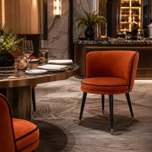 Sedia da Pranzo di Lusso in Velluto Arancione Bruciato con Gambe in Metallo Nero - Mobili di Lusso per Hotel Vista lifestyle di Luxury Group International