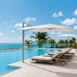 Parasol déporté de luxe avec toile rectangulaire élégante pour espaces extérieurs Vue lifestyle par Luxury Group International