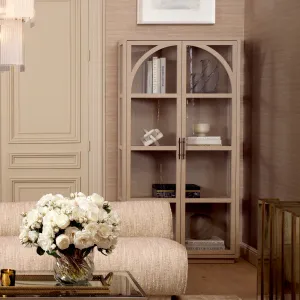 Luxuriöser Champagner-Gold Glasvitrinenschrank mit Doppeltüren – Luxus Hotelmöbel Lifestyle-Ansicht von Luxury Group International