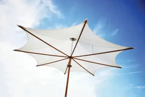 Parasol Classique de Luxe avec Mât en Bois pour Piscine Vue de dessous par Luxury Group International