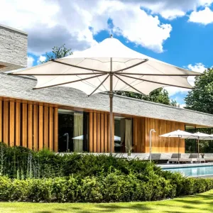 Parasol Classique de Luxe avec Mât en Bois pour Piscine Vue lifestyle par Luxury Group International