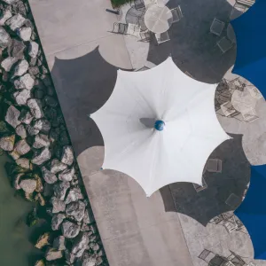 Parasol Classique de Luxe avec Mât en Bois pour Piscine Vue de dessus par Luxury Group International