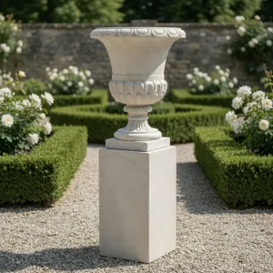 Macetero Clásico de Jardín de Lujo en Forma de Urna con Detalles en Relieve Gadrooned - Maceteros de Lujo Vista lifestyle por Luxury Group International