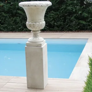 Macetero Clásico de Jardín de Lujo en Forma de Urna con Detalles en Relieve Gadrooned - Maceteros de Lujo Vista lifestyle por Luxury Group International