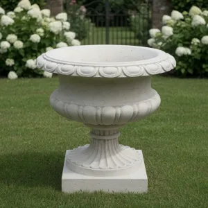Macetero Clásico de Jardín de Lujo en Forma de Urna con Relieve Ondulado y Pie Acanalado - Maceteros de Lujo Vista frontal por Luxury Group International