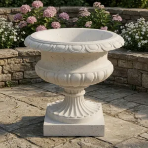 Macetero Clásico de Jardín de Lujo en Forma de Urna con Relieve Ondulado y Pie Acanalado - Maceteros de Lujo Vista lifestyle por Luxury Group International