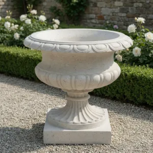 Macetero Clásico de Jardín de Lujo en Forma de Urna con Relieve Ondulado y Pie Acanalado - Maceteros de Lujo Vista lifestyle por Luxury Group International