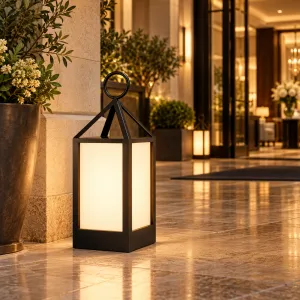 Farol Exterior Compacto Negro de Lujo con Paneles Esmerilados y Asa de Anillo Vista lifestyle por Luxury Group International