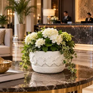 Vaso da Giardino Rotondo Compatto di Lusso con Motivo a Stelo Botanico Scolpito - Vasi di Lusso Vista lifestyle di Luxury Group International