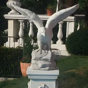 Scultura da Giardino Condor di Lusso in Graniglia di Marmo di Carrara Bianco - Scultura Classica di Lusso Vista lifestyle di Luxury Group International