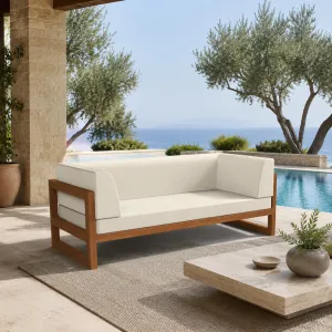 Luxus Creme 6,5 ft Gartensofa mit geschwungenen Armlehnen & Walnussrahmen Lifestyle-Ansicht von Luxury Group International