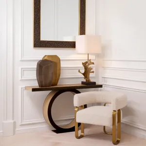 Sillón de Lujo en Bouclé Crema con Estructura Metálica Dorada - Mobiliario de Hotel de Lujo Vista lifestyle por Luxury Group International