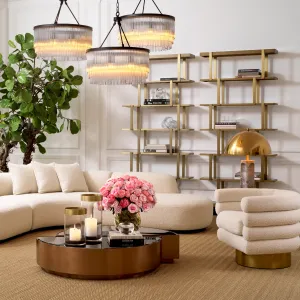 Luxuriöser Sessel aus cremefarbenem Bouclé mit mehrschichtigem Rollendesign und goldenem Fuß – 87 cm – Luxus-Hotelmöbel Lifestyle-Ansicht von Luxury Group International