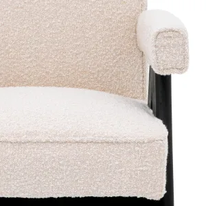 Silla de Comedor de Lujo en Bouclé Crema con Estructura y Reposabrazos de Madera Negra - Mobiliario de Hotel de Lujo Vista detalle por Luxury Group International
