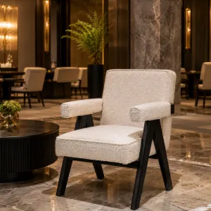 Silla de Comedor de Lujo en Bouclé Crema con Estructura y Reposabrazos de Madera Negra - Mobiliario de Hotel de Lujo Vista lifestyle por Luxury Group International