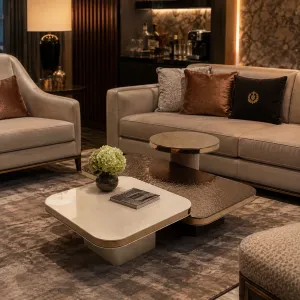 Tavolino da Caffè di Lusso a Livelli Multipli in Crema e Bronzo con Accenti Dorati - Tavolino di Lusso Vista lifestyle di Luxury Group International