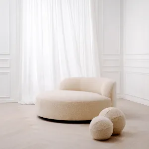 Sofá Curvo de Bouclé Crema de Lujo con Diseño Escultural - Mobiliario de Hotel de Lujo Vista lifestyle por Luxury Group International