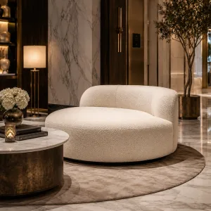 Sofá Curvo de Bouclé Crema de Lujo con Diseño Escultural - Mobiliario de Hotel de Lujo Vista lifestyle por Luxury Group International