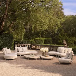Luxuriöses cremefarbenes Daybed-Sofa mit geschwungener Form und gepolstertem Rückenlehne – Luxus-Hotelmöbel Lifestyle-Ansicht von Luxury Group International