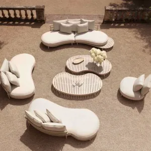 Luxus Cremefarbenes Garten-Sofa mit geschwungenem Design und gepolstertem Daybed – Luxus Hotelmöbel Lifestyle-Ansicht von Luxury Group International