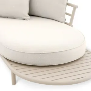 Luxus Cremefarbenes Geschwungenes Outdoor-Sofa mit Verlängerter Lounge-Plattform – Luxus Hotelmöbel Detailansicht von Luxury Group International