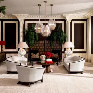 Luxus Cremefarbenes Sofa mit geschwungener Form und dunklem Holzrahmen – Wohnzimmer- & Hotelausstattung – Luxusmöbel Lifestyle-Ansicht von Luxury Group International